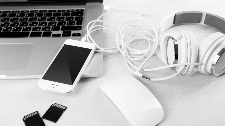 Laptop i słuchawki